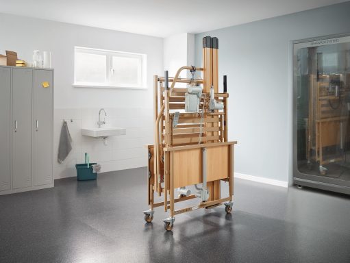 Holzgestell mit Rollen, ausgestattet mit Wasser- und Sanitäranlagen in einem Raum.