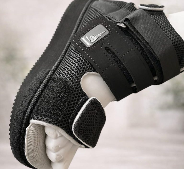 Schwarzer Schuh mit zwei Klettverschlüssen und atmungsaktivem Obermaterial.