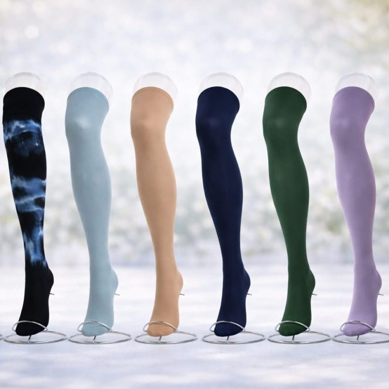 Bunte Strumpfhosen in verschiedenen Farben auf transparenten Ständern präsentiert.