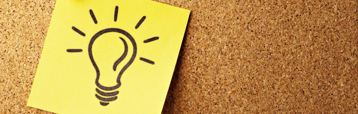 Gelbe Haftnotiz mit einer gezeichneten Glühbirne darauf, symbolisiert Ideenfindung.